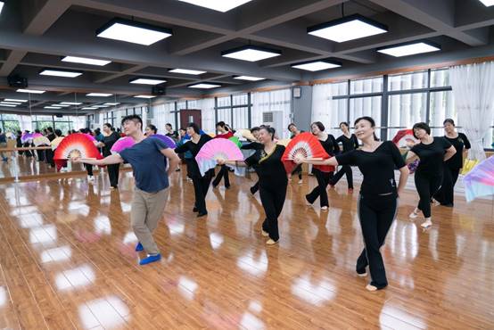 说明: D:\社区教育处工作\2022年\筛选照片\中国舞.jpg