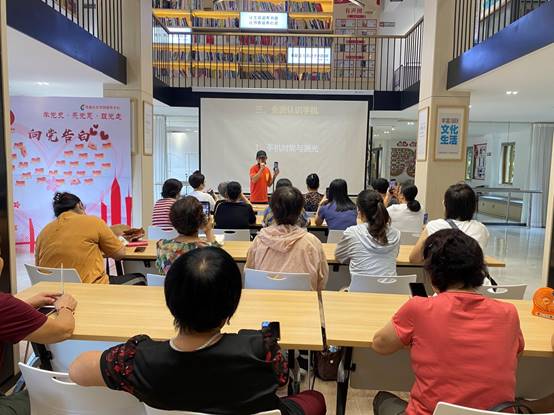 说明: D:\社区教育处工作\2021年秋季学期\2021秋季送教送课\送教送课照片\ddbb2d71d08bc8e3f5f6a052b2fa1df.jpg